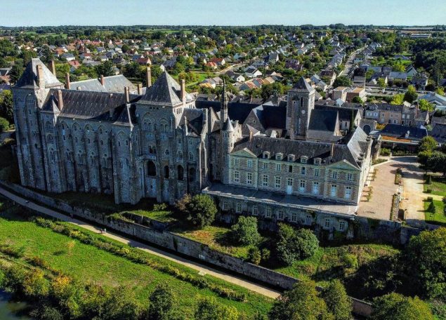 abbaye de solesmes vue du ciel